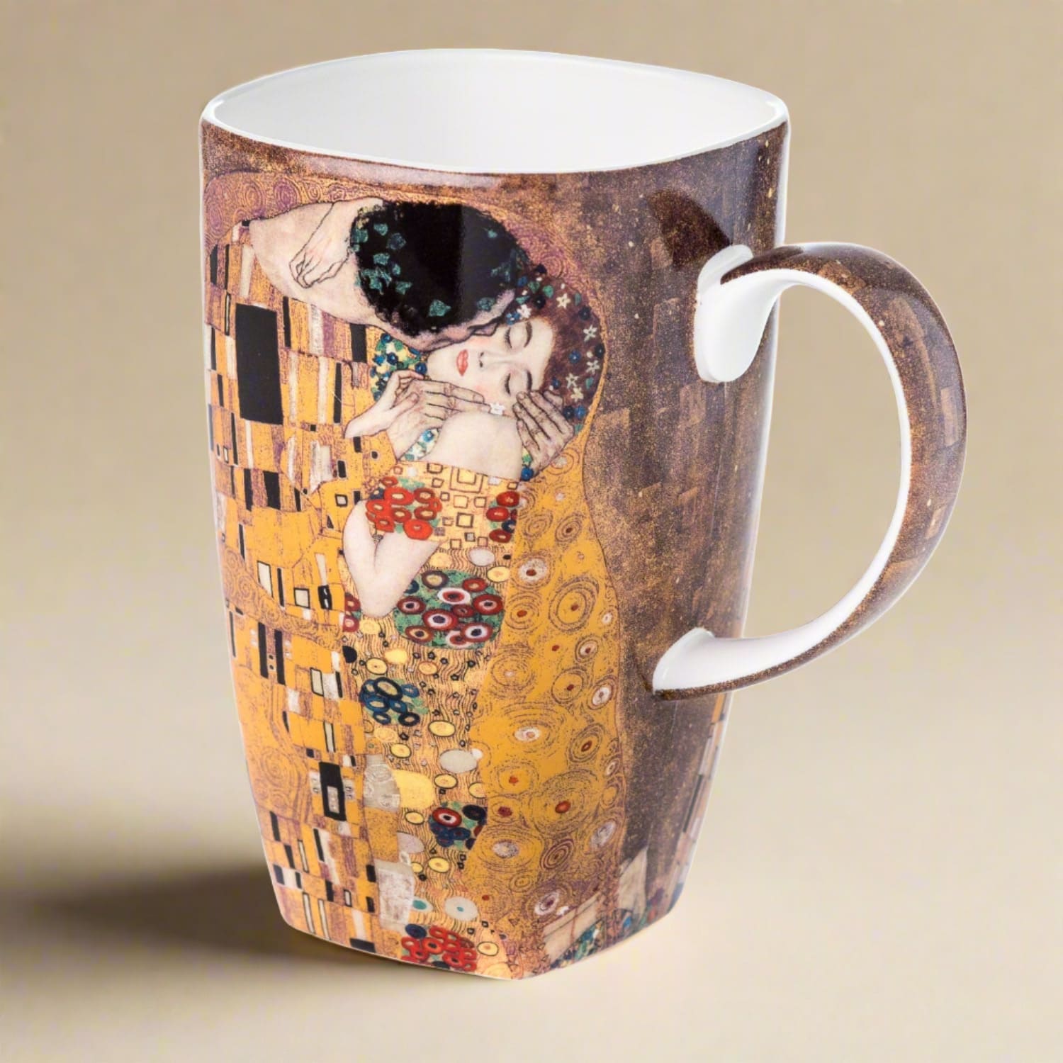 
Klimt The Kiss Grande Mug in fine bone china, 580 ml / 19.6 oz, front view, handle right, tan background